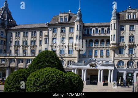 Debrecen, Ungarn 30. Juli 2025: Historisches Grand-Hotel-Gebäude mit kunstvoller Architektur und dekorativen Türmen im Stadtzentrum, klassisch Stockfoto
