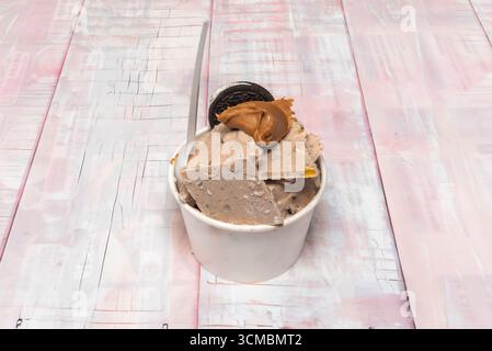 Nougateis in einer Wanne, mit Mandelstücken und Honig, mit Zimt bestreut Stockfoto