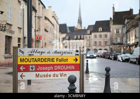FRANKREICH, Burgund, Stadt Beaune, Richtungstafel zur Senfmacherin Moutarderie Fallot / FRANKREICH, Burgund, Stadt Beaune, Wegweiser zum Senfmacher Moutarderie Fallot Stockfoto
