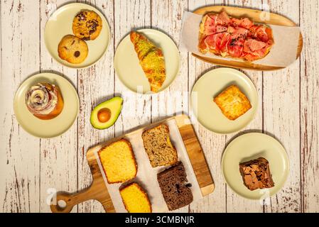 Eine zentrale Perspektive eines Beerenkäsekuchens, begleitet von Himbeerkompott und knusprigen Vanilletuiles. Stockfoto