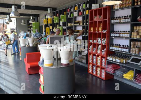 FRANKREICH, Burgund, Beaune, Senfmacher Moutarderie Fallot, Herstellung von Dijon Senf und Senf de Bourgogne, Fabrikladen / FRANKREICH, Burgund, Beaune, Senfmacher Moutarderie Fallot, Herstellung Dijon Senf und Senf de Bourgogne, Fabrikladen Stockfoto