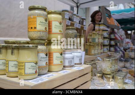 FRANKREICH, Burgund, Beaune, Markt, Verkauf von Dijon Senf und Senf der Bourgogne des Senfmachers Moutarderie Fallot / FRANKREICH, Burgund, Beaune, Markt, Verkauf von Dijon Senf und Senf der Bourgogne von Senfmacher Moutarderie Fallot Stockfoto
