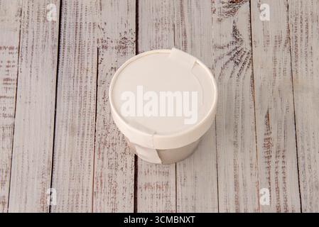 Nougateis in einer Wanne, mit Mandelstücken und Honig, mit Zimt bestreut und mit einer knusprigen Waffel serviert. Stockfoto
