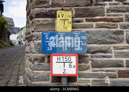 Standortschilder für Wasser, Gas und Hydranten an einer Steinmauer, Deutschland Stockfoto