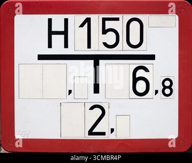 Standortschild für Versorgungsunternehmen (öffentliches Versorgungssystem) für Hydranten (Vollbild, isoliert), Deutschland Stockfoto