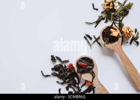 Sortiment an handgefertigten losen Tees auf weißem Hintergrund, Draufsicht. Stockfoto