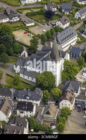 Aus der Vogelperspektive, Pfarrkirche St. Clemens, altes Kloster, ehemalige Zisterzienserabtei, Häuser der kommunalen Baubehörde und Musikschule, Drolshagen, Saue Stockfoto