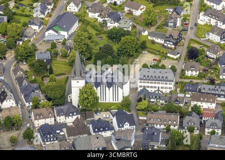 Aus der Vogelperspektive, Pfarrkirche St. Clemens, altes Kloster, ehemalige Zisterzienserabtei, Häuser der kommunalen Baubehörde und Musikschule, Drolshagen, Saue Stockfoto