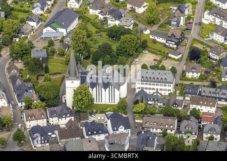 Aus der Vogelperspektive, Pfarrkirche St. Clemens, altes Kloster, ehemalige Zisterzienserabtei, Häuser der kommunalen Baubehörde und Musikschule, Drolshagen, Saue Stockfoto