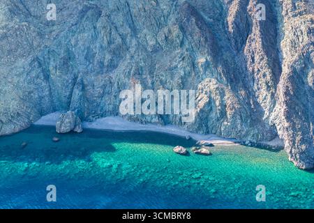Samothraki, Griechenland – zerklüftete Klippen und Kieselstrände am Kipos Beach mit türkisfarbenem Wasser und dramatischen Felsformationen in abgelegener Küstenlage Stockfoto