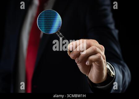 Geschäftsmann mit einer Lupe in der Hand Stockfoto