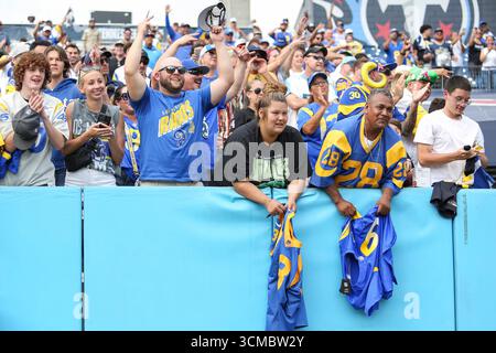 Nashville, USA. September 2025. Die Los Angeles Rams jubeln ihr Team nach einem 33-19er Sieg über die Tennessee Titans im Nissan Stadium in Nashville, Tennessee am 14. September 2025 an. (Foto: Kindell Buchanan/SIPA USA) Credit: SIPA USA/Alamy Live News Stockfoto