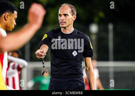 Eindhoven, Niederlande. September 2025. EINDHOVEN, NIEDERLANDE - 15. SEPTEMBER: Schiedsrichter Wouter Wiersma zeigt während des niederländischen Keuken Kampioen Divisie-Spiels zwischen Jong PSV und Roda JC im Sportpark de Herdgang am 15. September 2025 in Eindhoven. (Foto von Gabriel Calvino Alonso/Orange Pictures) Credit: Orange Pics BV/Alamy Live News Stockfoto
