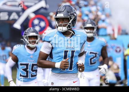 Nashville, USA. September 2025. Der Tennessee Titans Wide Receiver Van Jefferson (11) läuft am 14. September 2025 im Nissan Stadium in Nashville (Tennessee) auf das Feld, bevor er gegen die Los Angeles Rams antritt. (Foto: Kindell Buchanan/SIPA USA) Credit: SIPA USA/Alamy Live News Stockfoto