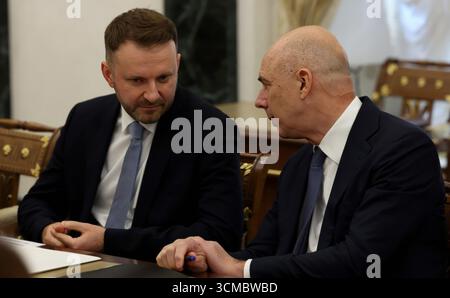 Moskau, Russland. September 2025. Der stellvertretende Stabschef des russischen Präsidenten Maxim Oreshkin, links, hört dem Finanzminister Anton Siluanow zu, der zu Recht darauf wartet, dass Präsident Wladimir Putin zu einem Treffen über die Wirtschaft im Kreml am 15. September 2025 in Moskau, Russland, kommt. Quelle: Vyacheslav Prokofyev/Kreml Pool/Alamy Live News Stockfoto