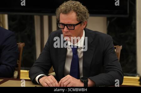 Moskau, Russland. September 2025. Daniil Jegorow, Leiter des russischen Föderalen Steuerdienstes, wartet auf Präsident Wladimir Putin, der am 15. September 2025 in Moskau, Russland, zu einem Treffen über die Wirtschaft im Kreml eintrifft. Quelle: Vyacheslav Prokofyev/Kreml Pool/Alamy Live News Stockfoto