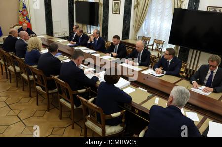 Moskau, Russland. September 2025. Der russische Präsident Wladimir Putin, links, spricht mit Mitgliedern seines Kabinetts während eines Treffens über die Wirtschaft im Kreml am 15. September 2025 in Moskau, Russland. Quelle: Vyacheslav Prokofyev/Kreml Pool/Alamy Live News Stockfoto