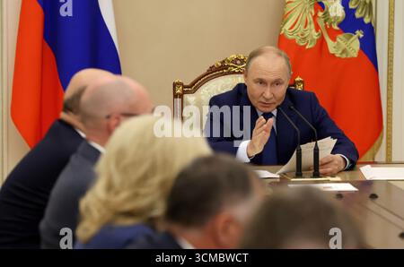 Moskau, Russland. September 2025. Der russische Präsident Wladimir Putin, links, spricht mit Mitgliedern seines Kabinetts während eines Treffens über die Wirtschaft im Kreml am 15. September 2025 in Moskau, Russland. Quelle: Vyacheslav Prokofyev/Kreml Pool/Alamy Live News Stockfoto
