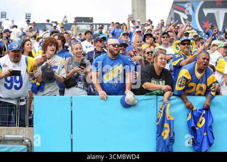 Nashville, USA. September 2025. Die Los Angeles Rams jubeln ihr Team nach einem 33-19er Sieg über die Tennessee Titans im Nissan Stadium in Nashville, Tennessee am 14. September 2025 an. (Foto: Kindell Buchanan/SIPA USA) Credit: SIPA USA/Alamy Live News Stockfoto