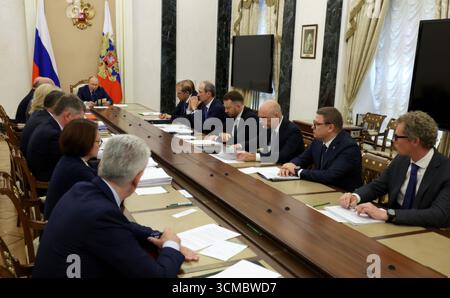 Moskau, Russland. September 2025. Der russische Präsident Wladimir Putin, links, spricht mit Mitgliedern seines Kabinetts während eines Treffens über die Wirtschaft im Kreml am 15. September 2025 in Moskau, Russland. Quelle: Vyacheslav Prokofyev/Kreml Pool/Alamy Live News Stockfoto