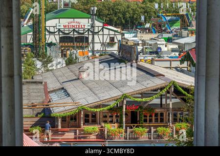 In fünf Tagen startete das Oktoberfest 2025, Blick auf die Theresienwiese Käfer Wiesn Schänke und Kufflers Weinzelt, München, 15. September 2025 Deutschland, München, 15. September 2025, Oktoberfest Baustelle, die Festzelte und Fahrgeschäfte stehen schon und es werden auf der Theresienwiese letzte Feinarbeiten durchgeführt, hier Blick auf die Käfer Wiesn Schänke und Kufflers Weinzelt, in fünf Tagen startete das Oktoberfest 2025, Riesenrad, Herbst, schönes Wetter, blauer Himmel, Bayern, bayerisch, *** das Oktoberfest 2025 beginnt in fünf Tagen, Blick auf die Theresienwiese Käfer Wiesn Schänke und Kuf Stockfoto