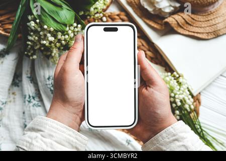 Telefon mit separatem Bildschirm, Platz für Ihre Glückwünsche, Frühlingsdekor. Stockfoto