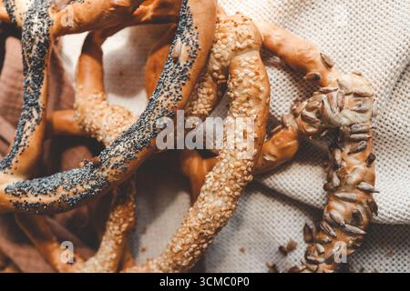 Frisch zubereitete, weiche Brezeln aus nächster Nähe. Stockfoto