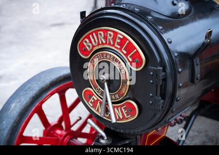 Nahaufnahme des Namensschilds der Burrell Dampflok in Castlewellan, County Down, bei der Coolgreany Vintage Parade, Irland. Stockfoto