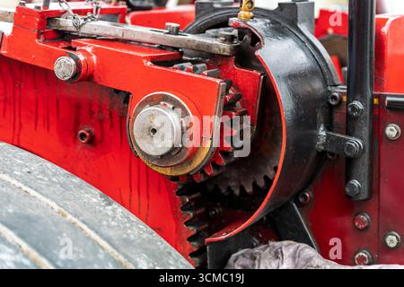 Detaillierte Ansicht der rot lackierten Vintage-Dampfmaschine mit gefetteten Zahnrädern auf der Coolgreany Parade. Stockfoto