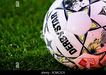 Eindhoven, Niederlande. September 2025. EINDHOVEN, NIEDERLANDE - 15. SEPTEMBER: Derbystar Matchball beim niederländischen Keuken Kampioen Divisie Spiel zwischen Jong PSV und Roda JC im Sportpark de Herdgang am 15. September 2025 in Eindhoven, Niederlande. (Foto von Gabriel Calvino Alonso/Orange Pictures) Credit: Orange Pics BV/Alamy Live News Stockfoto