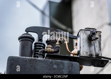 Detaillierte Ansicht von Federn, Hebeln und Ventilen der alten Dampfmaschine, die Handwerkskunst und industrielles Erbe demonstrieren. Stockfoto