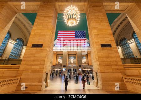 NEW YORK CITY - 19. Mai 2024: Weitwinkelblick auf das ikonische Interieur des Grand Central Terminals in New York City mit dem himmlischen Grün Stockfoto