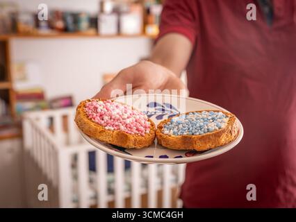 Traditionelle niederländische Leckerei Beschuit traf Muisjes auf einem Teller, serviert zur Feier der Geburt eines Babys Stockfoto