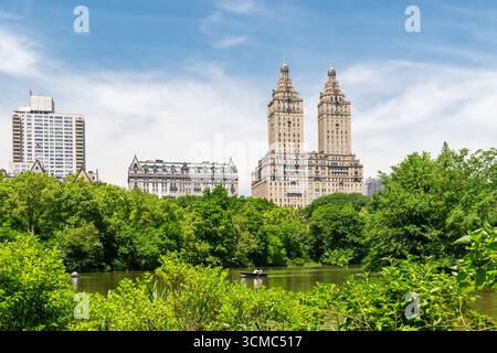 Das berühmte San Remo Building auf der Upper West Side von New York City, von der anderen Seite des Sees im Central Park aus gesehen. Entworfen von Emery Roth, dem Twin-Towe Stockfoto