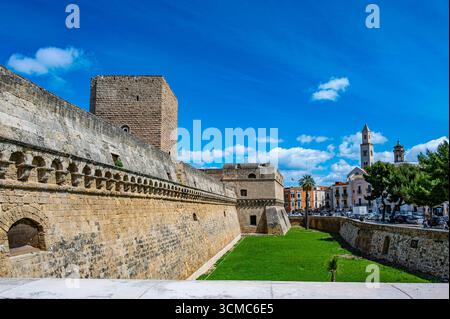 Die normannisch-schwäbische Burg mit Blick auf die Altstadt von Bari an einem klaren Frühlingstag Stockfoto