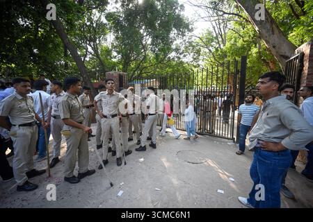 Neu-Delhi, Indien. September 2025. NEW DELHI, INDIEN - 15. SEPTEMBER: Delhi Polizeibeamte wurden während des Wahlkampfs der DUSU-Wahlen am North Campus der Delhi University am 15. September 2025 in New Delhi, Indien, eingesetzt. (Foto: Sanchit Khanna/Hindustan Times/SIPA USA) Credit: SIPA USA/Alamy Live News Stockfoto