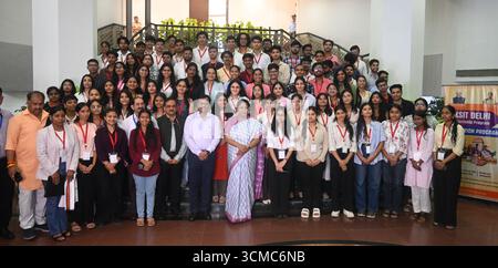 Neu-Delhi, Indien. September 2025. NEW DELHI, INDIEN - 15. SEPTEMBER: Delhi-Chefminister Rekha Gupta mit Praktikanten während des Viksit Delhi cm Internship Program im Delhi-Sekretariat am 15. September 2025 in Neu-Delhi, Indien. 87 Studenten absolvieren ein dreimonatiges Praktikum bei der Regierung von Delhi. (Foto: Sonu Mehta/Hindustan Times/SIPA USA) Credit: SIPA USA/Alamy Live News Stockfoto