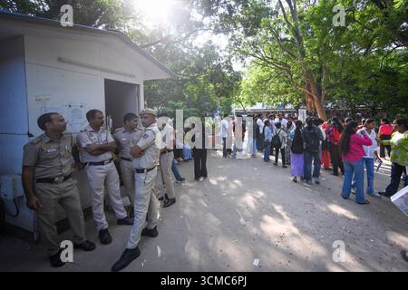 Neu-Delhi, Indien. September 2025. NEW DELHI, INDIEN - 15. SEPTEMBER: Delhi Polizeibeamte wurden während des Wahlkampfs der DUSU-Wahlen am North Campus der Delhi University am 15. September 2025 in New Delhi, Indien, eingesetzt. (Foto: Sanchit Khanna/Hindustan Times/SIPA USA) Credit: SIPA USA/Alamy Live News Stockfoto