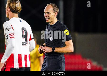 Eindhoven, Niederlande. September 2025. EINDHOVEN, NIEDERLANDE - 15. SEPTEMBER: Schiedsrichter Wouter Wiersma lacht beim niederländischen Keuken Kampioen Divisie Spiel zwischen Jong PSV und Roda JC im Sportpark de Herdgang am 15. September 2025 in Eindhoven. (Foto von Gabriel Calvino Alonso/Orange Pictures) Credit: Orange Pics BV/Alamy Live News Stockfoto