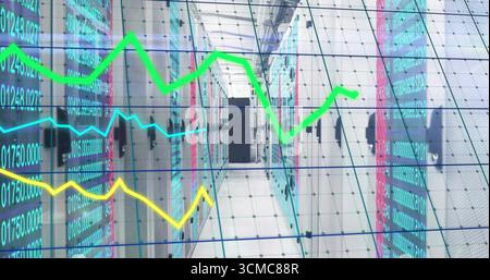 Leuchtende LED-Leuchten beleuchten Serverschränke entlang des Korridors des Rechenzentrums mit digitalen Überlagerungen Stockfoto