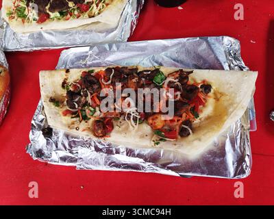 Großaufnahme von hausgemachtem Hamburger mit frischem Gemüse. Stockfoto