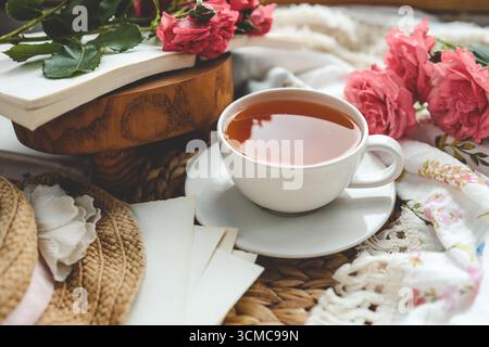 Eine Tasse heißer Tee und ein Frühjahrshaus. Guten Morgen-Konzept. Stockfoto