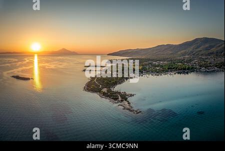 Luftaufnahme von Vourvourou bei Sonnenaufgang auf Chalkidiki, Halbinsel Sithonia, Griechenland Stockfoto