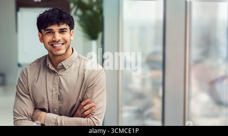 Arabic Business Guy, Der Sich Beim Corporate Meeting In Office Postet Stockfoto