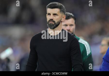Schalke, Deutschland. September 2025. firo : 13.09.2025, Fußball: 2.Bundesliga FC Schalke 04 - Holstein Kiel Cheftrainer Miron Muslic vom FC Schalke 04 Trainer Looks auf Portrait Credit: dpa/Alamy Live News Stockfoto