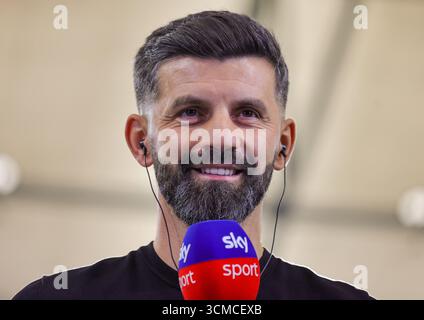Schalke, Deutschland. September 2025. firo : 13.09.2025, Fußball: 2.Bundesliga FC Schalke 04 - Holstein Kiel Cheftrainer Miron Muslic vom FC Schalke 04 Trainer Looks auf Portrait Credit: dpa/Alamy Live News Stockfoto
