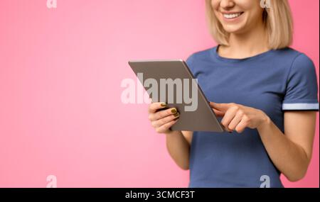 Unerkennbare junge Frau mit neuem digitalen Tablet steht o Stockfoto