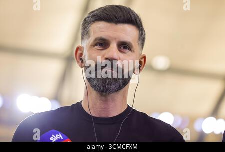 Schalke, Deutschland. September 2025. firo : 13.09.2025, Fußball: 2.Bundesliga FC Schalke 04 - Holstein Kiel Cheftrainer Miron Muslic vom FC Schalke 04 Trainer Looks auf Portrait Credit: dpa/Alamy Live News Stockfoto