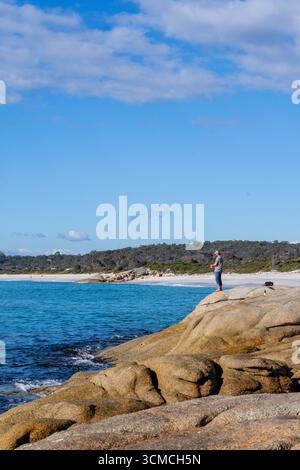 Foto von Swimcart Beach an der Bay of Fires, berühmt für seine unverwechselbaren bunten Flechten, die von Seeleuten im Norden als Wahrzeichen genutzt wurde Stockfoto