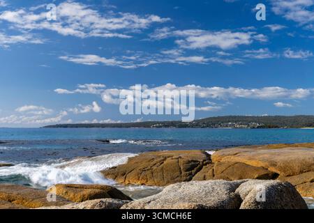 Foto von Swimcart Beach an der Bay of Fires, berühmt für seine unverwechselbaren bunten Flechten, die von Seeleuten im Norden als Wahrzeichen genutzt wurde Stockfoto